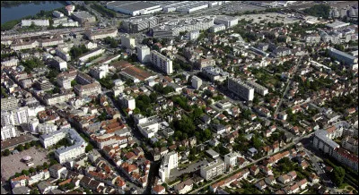 Poissy et Mantes-la-Jolie sont des villes du département :