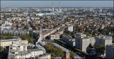 Vitry-sur-Seine est, avec 95 000 habitants, la ville la plus peuplée du département :