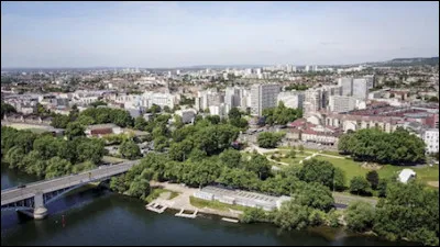 Argenteuil est, avec 111 000 habitants, la ville la plus peuplée du département :