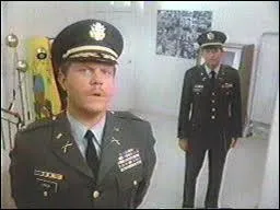 Comment se nomment les deux colonels de l'arme pourchassant l'Agence ?