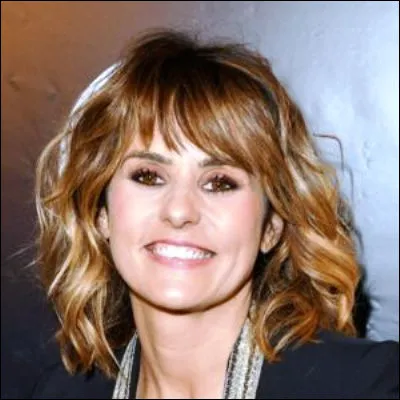 Quelle &eacute;mission de t&eacute;l&eacute;-crochet actuellement pr&eacute;sent&eacute;e par Faustine Bollaert oppose des enfants et des adolescents dans le domaine de la musique classique ?