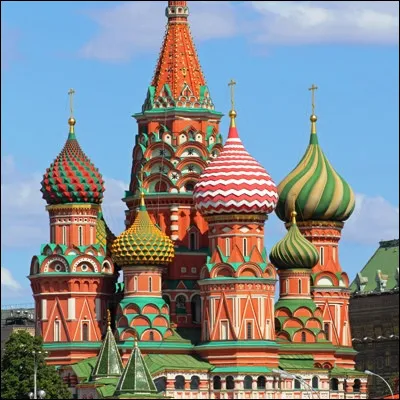 Sur quelle place russe se trouve la cath&eacute;drale Saint-Basile-le-Bienheureux ?