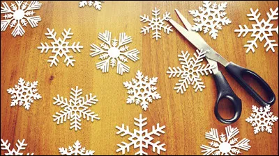 Pour mon animation, j'ai décidé de faire des flocons en papier.
Compte le nombre de flocons que tu vois sur cette image !