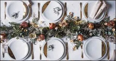 Maintenant, passons à table. Mais, avant, admire ma décoration !
Quelle note as-tu mise pour ma déco de table ? Pour le savoir, multiplie par 6 le nombre de fourchettes plus de couteaux disposés sur la table, puis divise le tout par 9 et tu trouveras le nombre.