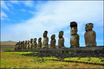 Quel est ce site, une île totalement isolée au milieu de l'océan Pacifique, célèbre pour ses statues monumentales et son écriture océanienne unique ?