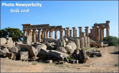 Quel est ce site de Sicile, les vestiges d'une ancienne cité grecque, surnommée "la ville des palmes", célèbre pour ses temples impressionnants ?
