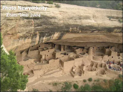 Quel est ce site d'habitations troglodytes, le plus grand site archéologique des États-Unis occupé depuis 7 500 ans avant J.-C.par des Paléo-Indiens, site devenu parc national en 1906 ?
