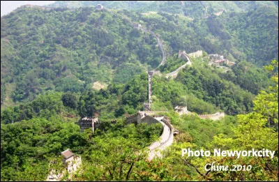 Quel est ce site de Chine un ensemble de fortifications de 8 850 km de long, construites entre le IIIe siècle avant J.-C. et le XVIIe siècle, c'est la plus grande structure du monde construite par l'être humain ?