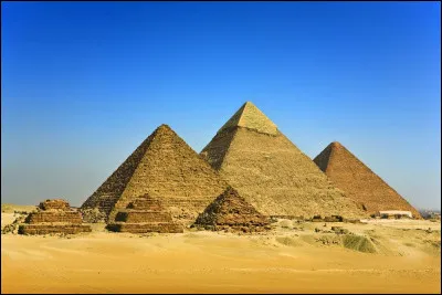 Quel est ce site d'Égypte, une vaste nécropole située au bord du Nil, connue mondialement pour ses pyramides et son Sphinx ?