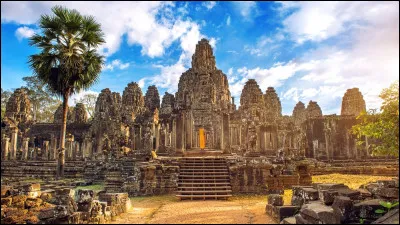 Quel est ce site du Cambodge, un complexe de 200 temples dispersés sur plus de 400 Km2, capitale de l'empire Khmer ?