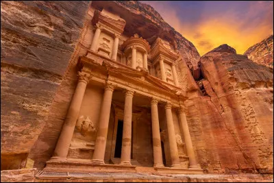 Quel est se site de Jordanie, une cité nabatéenne creusée dans un cirque rocheux, fondée au VIIIe siècle avant J.-C., pôle touristique majeur du pays ?