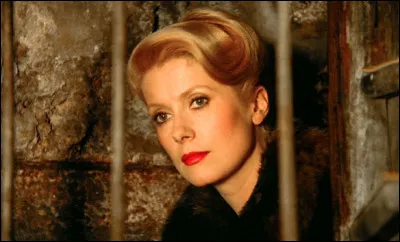 Dans quel film Catherine Deneuve est-elle la gérante d'un théâtre durant la seconde guerre mondiale ?