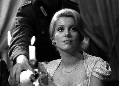 Dans quel film Catherine Deneuve est-elle une épouse qui s'ennuie jusqu'à ce que des soldats allemands arrivent ?