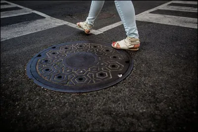 En Suède, mieux vaut ne pas marcher sur des plaques d'égout portant un...