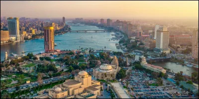 En Égypte, avec des ciseaux ne vous amusez pas...