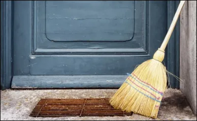 Au Nigeria, si l'on frappe un homme avec un balai, celui-ci devient...