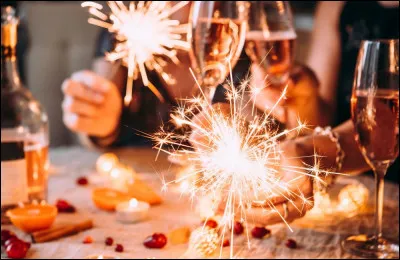 Au Nouvel An, au Mexique et en Colombie, les familles font un tour de quartier à pied, en portant...