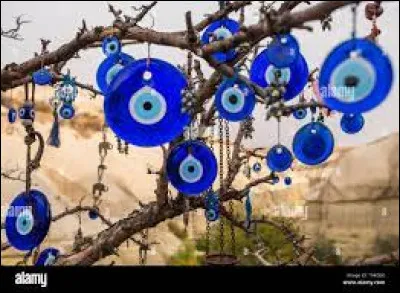 En Grèce, que vous tombiez malade, appreniez une mauvaise nouvelle ou que vous cassiez un objet, les locaux vous diront toujours que c'est...