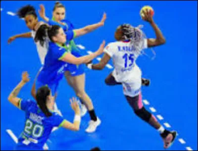 Depuis combien de temps le handball est-il un sport olympique pour les femmes ?