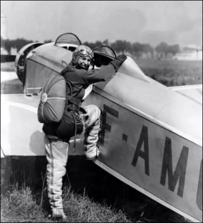 Hélène Boucher obtient son brevet de pilote de tourisme le 21 juin...