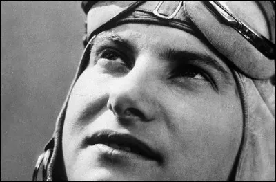 Après son accident, Hélène Boucher est transportée en ambulance vers l'hôpital de...