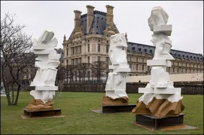 Quel artiste a conçu une &oelig;uvre faite entièrement en liège sur le "thème essentiel de lAntiquité gréco-romaine" ?