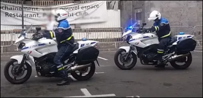 Enfin, deux motards de la police ferment le cort&egrave;ge. De quelle police s'agit-il ?