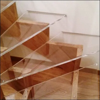 Sous quel nom commercial est plus connu le polyméthacrylate de méthyle, qui résiste bien aux ultraviolets ?