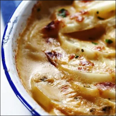 Quel plat à base de pommes de terre et de fromage doit son nom à un mot occitan signifiant patate ?