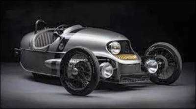 Quelle est cette réplique électrique d'une voiture anglaise vintage à trois roues ?