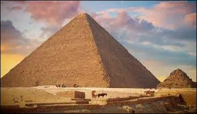 À quelle hauteur la pyramide de Khéops s'élève-t-elle ?