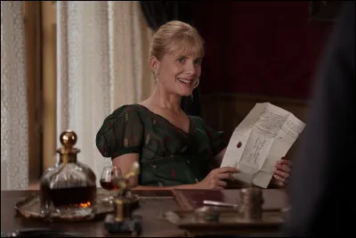 Dans quel film Mélanie Laurent est-elle une femme respectable qui va se lier à un imposteur ?