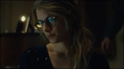 Dans quel film Mélanie Laurent a-t-elle un frère qui se questionne sur la mort de leur mère ?