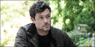 Ethan Reigns est le mari de la nouvelle directrice de la fondation.