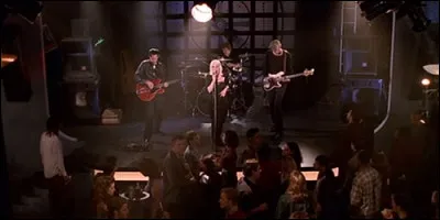 Quel est le nom de la boîte de nuit où se réunissent les jeunes de la ville ?