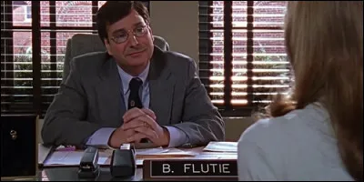 Comment meurt le principal Flutie dans la première saison ?