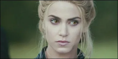 Pour qui se fait passer Rosalie ?