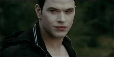 Emmett Cullen se fait battre au bras-de-fer par Bella alors qu'elle n'est pas encore devenue vampire.
