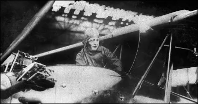 Le 30 décembre 1936, elle traverse l'Atlantique en reliant 2 villes qui sont : Dakar et...