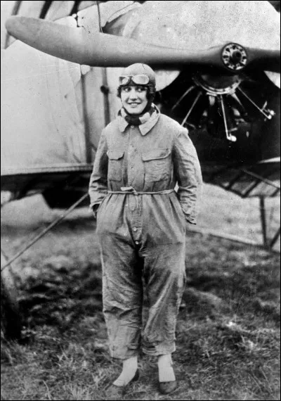 Maryse Bastié est l'une des premières recrues du corps de pilotes militaires féminins en septembre...