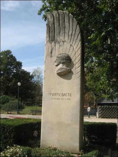 Maryse Bastié a comptabilisé environ combien d'heures de vol ?