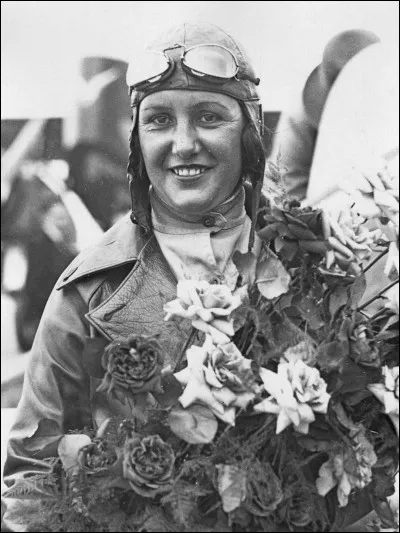 Maurice Drouhin va l'aider à financer sa passion en lui offrant un poste de premier pilote le...