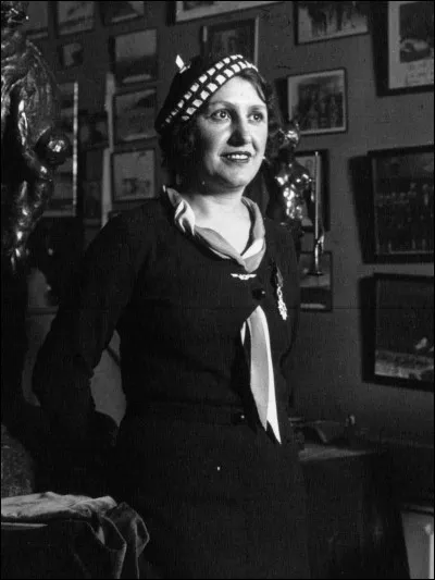 Elle se lie d'amitié avec l'aviateur...