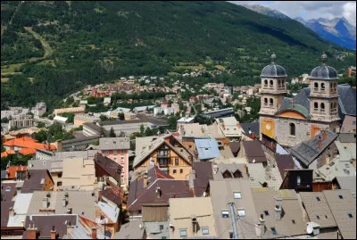 Briançon est la deuxième ville du département avec 11 300 habitants :