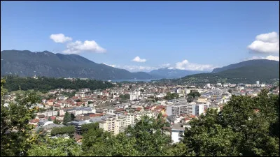 Aix-les-Bains est la deuxième ville du département avec 30 000 habitants :
