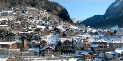 Les stations de ski de Morzine, Chatel, La Clusaz, sont dans le département :
