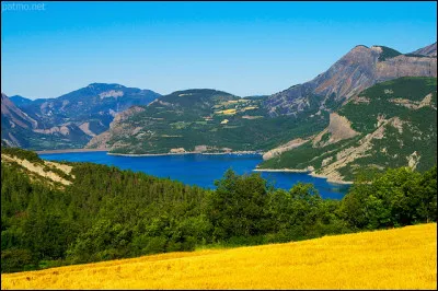 C'est, de loin, le moins peuplé des quatre, avec 140 000 habitants et une faible densité moyenne de 25 habitants / km² :