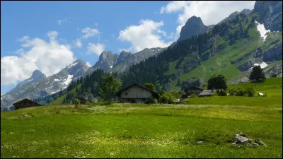 C'est le moins étendu, mais le deuxième par la population avec 820 000 habitants et une forte densité de 188 habitants / km² :