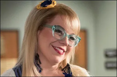 Quelle est la couleur du C.V. que donne Penelope Garcia à Hotchner afin dexercer au FBI ?