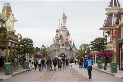 Dans quel département se trouve le grand parc d'attractions "Disneyland Paris" ?